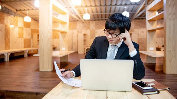 Uomo Affari Asiatico Vestito Nero Che Lavora Con Computer Portatile — Foto Stock