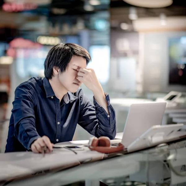 Överarbetad Asiatisk Affärsman Känner Sig Stressad Och Huvudvärk När Arbetar — Stockfoto