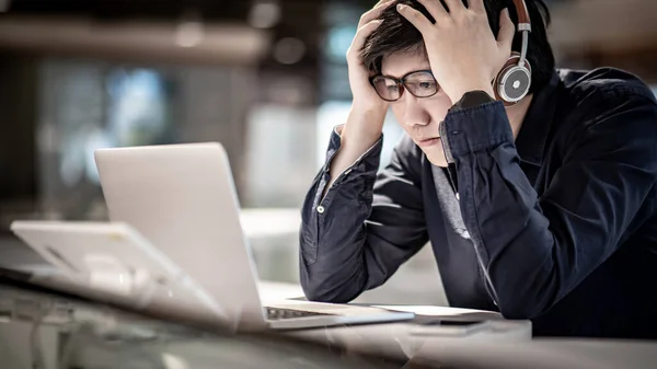 Перегруженный Азиатский Бизнесмен Испытывает Стресс Головную Боль Время Работы Ноутбуком — стоковое фото