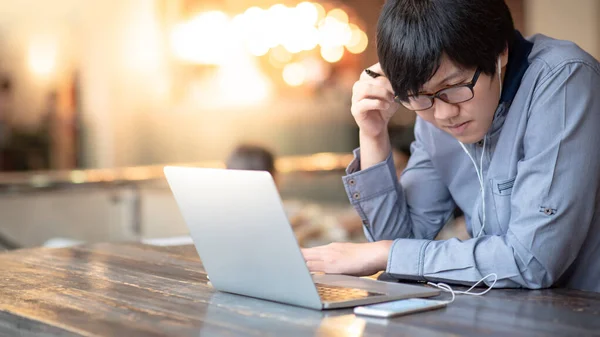 Slimme Aziatische Zakenman Met Een Bril Die Werkt Met Een — Stockfoto