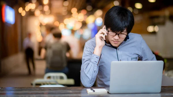 Okos Ázsiai Üzletember Szemüveget Visel Laptoppal Okostelefonnal Dolgozik Férfi Vállalkozó — Stock Fotó