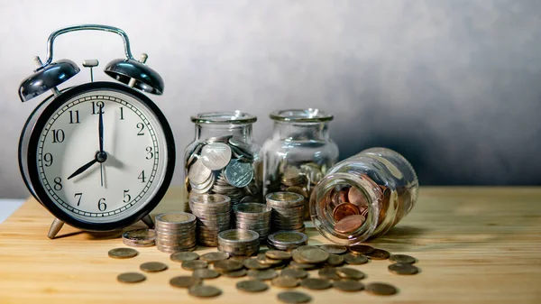 Horloge Avec Des Pièces Monnaie Dans Des Bocaux Verre Renversement — Photo