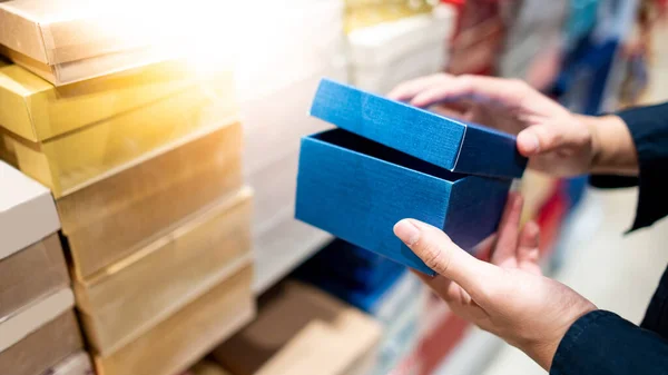 가게에서 파란색 뚜껑을 선물로 상자를 고르기 — 스톡 사진