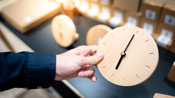 Cliente Mão Masculina Escolhendo Relógio Madeira Círculo Arte Loja Decoração — Fotografia de Stock