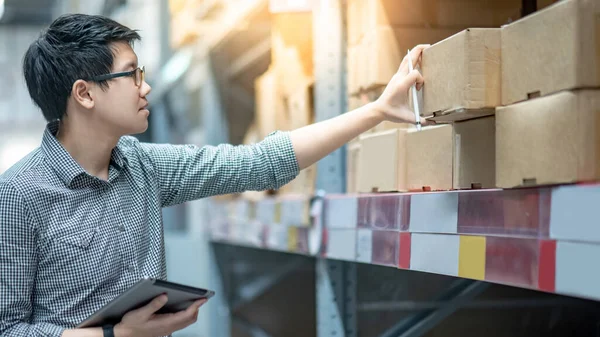 Ung Asiatisk Man Arbetare Gör Inventering Produkten Pappkartong Hyllor Lager — Stockfoto