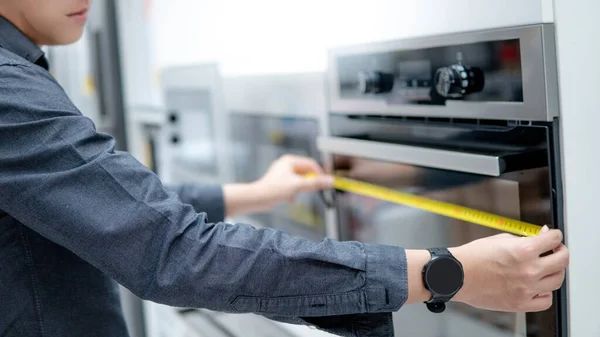 Aziatische Man Interieur Ontwerper Met Behulp Van Tape Maatregel Oven — Stockfoto