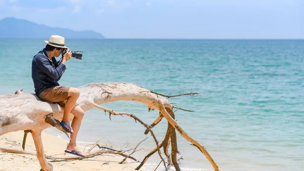 Fotograf Asiatic Turist Purtând Pălărie Fotografică Pin Mort Plaja Tropicală — Fotografie, imagine de stoc