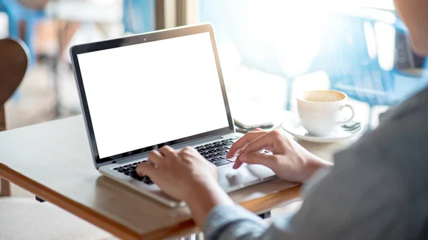 Asiático Freelance Hombre Utilizando Ordenador Portátil Trabajo Cafetería Empresario Ropa — Foto de Stock