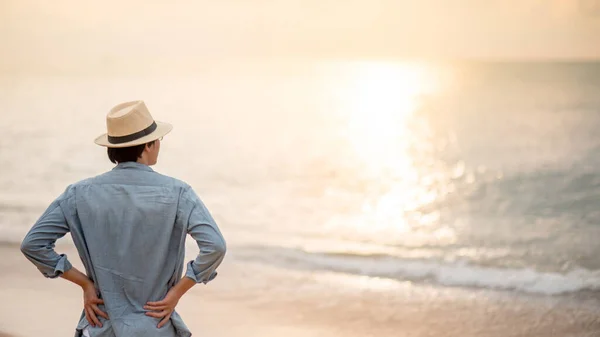 Azjata Turysta Noszący Kapelusz Stojący Tropikalnej Plaży Wyspy Cieszyć Się — Zdjęcie stockowe