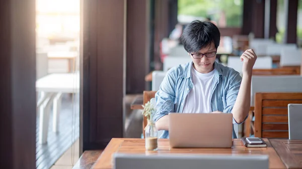 Junger Asiatischer Freiberufler Mit Laptop Restaurant Geschäftsmann Freizeitkleidung Bei Online — Stockfoto