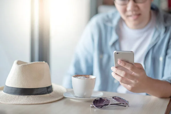 Pria Asia Menggunakan Smartphone Sambil Minum Kopi Kafe Waktu Santai — Stok Foto
