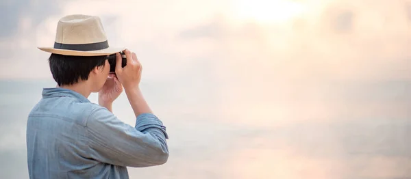 Azjata Turysta Fotograf Noszący Kapelusz Robiący Zdjęcia Tropikalnej Plaży Wyspy — Zdjęcie stockowe