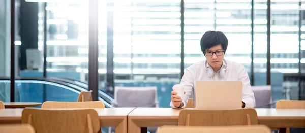 Empreendedor Homem Asiático Usando Óculos Fones Ouvido Usando Laptop Escritório — Fotografia de Stock