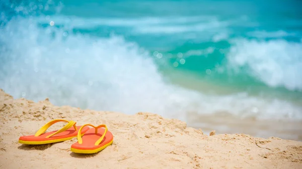 Oranje Teenslippers Slippers Tropisch Eilandstrand Schoeisel Voor Zomervakantie Ontspannende Vakantie — Stockfoto