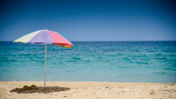Kleurrijke Parasol Paraplu Tropisch Eiland Strand Vakantie Ontspanning Met Turquoise — Stockfoto