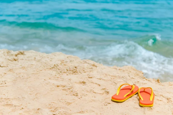 Oranje Teenslippers Slippers Tropisch Eilandstrand Schoeisel Voor Zomervakantie Ontspannende Vakantie — Stockfoto