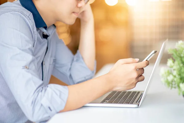 Asiatischer Geschäftsmann Mit Smartphone Und Laptop Der Von Hause Aus — Stockfoto