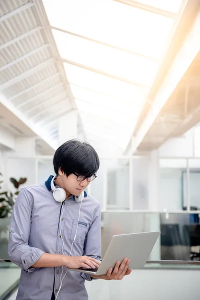 Homem Asiático Empreendedor Usando Óculos Fones Ouvido Usando Laptop Casa — Fotografia de Stock