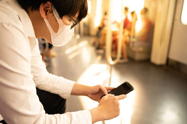 Pria Asia Mengenakan Masker Wajah Bedah Menggunakan Smartphone Skytrain Atau — Stok Foto