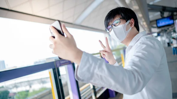 Aziatische Man Draagt Gezichtsmasker Het Nemen Van Selfie Foto Smartphone — Stockfoto