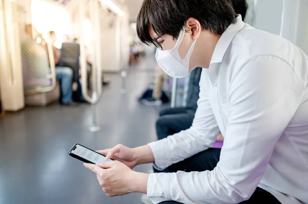 Homem Asiático Usando Máscara Cirúrgica Usando Smartphone Skytrain Trem Urbano — Fotografia de Stock