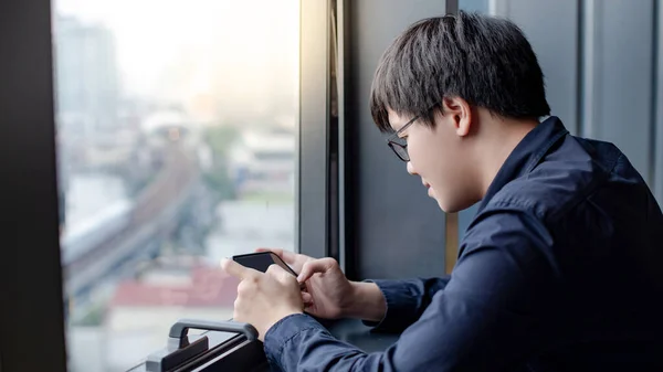 Empresário Asiático Usando Aplicativo Mídia Social Smartphone Sentado Perto Janela — Fotografia de Stock