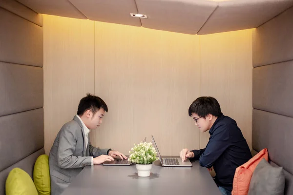 Doi Oameni Afaceri Asiatici Care Lucrează Laptop Stând Împreună Sala — Fotografie, imagine de stoc