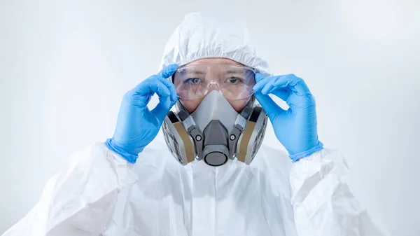 Wetenschapper Viroloog Man Draagt Biohazard Chemische Beschermende Pak Bril Masker — Stockfoto