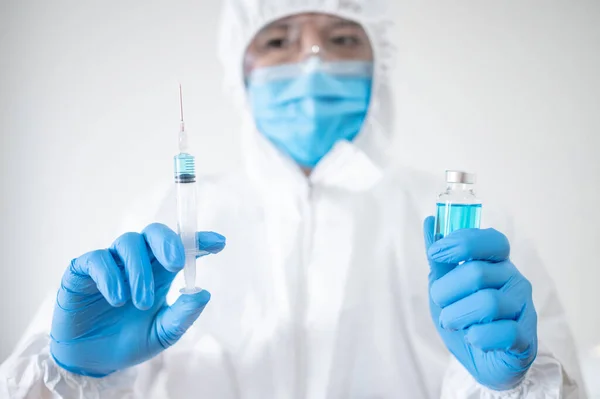 Covid Vaccinationskoncept Læge Eller Læge Beskyttelsesdragt Ppe Med Maske Beskyttelsesbriller - Stock-foto