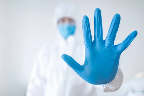 Arzt Oder Ärztin Persönlicher Schutzausrüstung Psa Zieht Der Klinik Sterile — Stockfoto