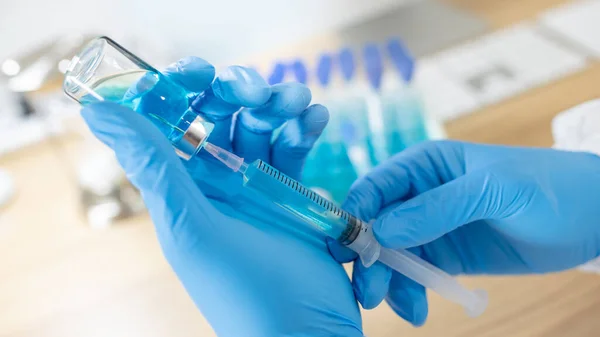 Covid Vaksineforskningskonsept Lege Eller Medisinsk Forsker Med Beskyttelsesgummihansker Som Holder – stockfoto