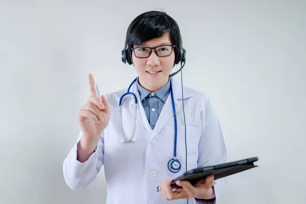 Τηλεπαθητική Τηλεϊατρική Έννοια Άντρας Ασιάτης Γιατρός Γιατρός Άνθρωπος Γυαλιά Και — Φωτογραφία Αρχείου
