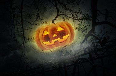 Jack O Lantern kabak eski çit, ölü ağaçlar, ay ve bulut