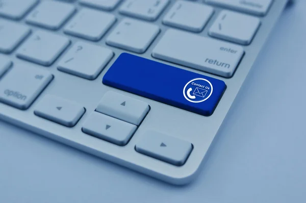Telefoon en e-mail pictogram op moderne computer toetsenbord knop, Con — Stockfoto