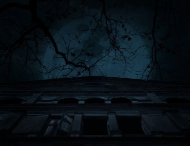 Ay ve bulutlu gökyüzü üzerinde ölü ağaçlar ile eski antik kale