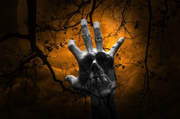 Dupla expozíció kézi keverék emberi koponya halott fa alatt — Stock Fotó