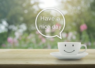 Mutlu gülümseme beyaz kahve fincanı bulanıklık çiçek üzerinde ahşap tablo