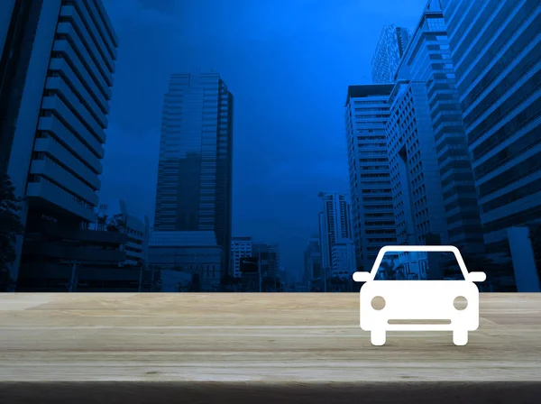 Bil flat ikonen på träbord över moderna office city tower — Stockfoto
