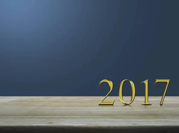 С Новым 2017 годом, золотой металлический текст на деревянном столе поверх синего — стоковое фото