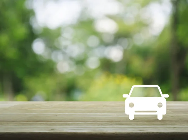 Bil flat ikonen på träbord över oskärpa gröna träd bakgrund — Stockfoto