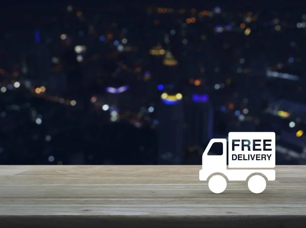 Ícone de caminhão de entrega gratuita na mesa de madeira — Fotografia de Stock