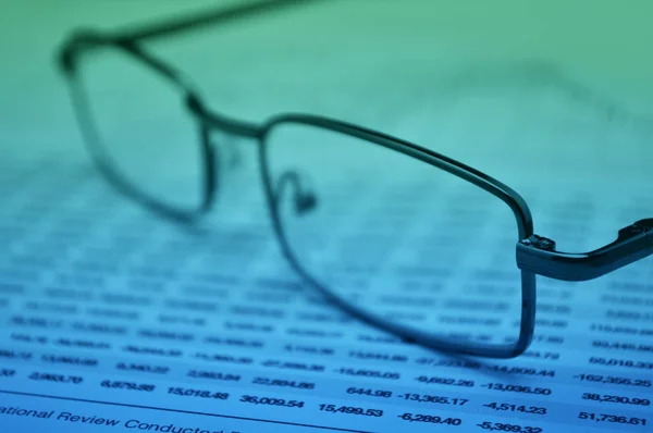 Szemüveg pénzügyi grafikonon, üzleti elképzelés koncepció — Stock Fotó