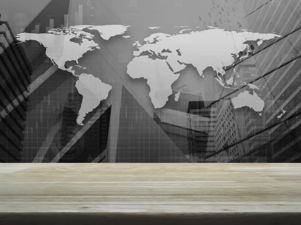 Prázdné hnědý dřevěný stůl top nad černobílej svět mapa, prvky tohoto obrázku jsou podle Nasa — Stock fotografie