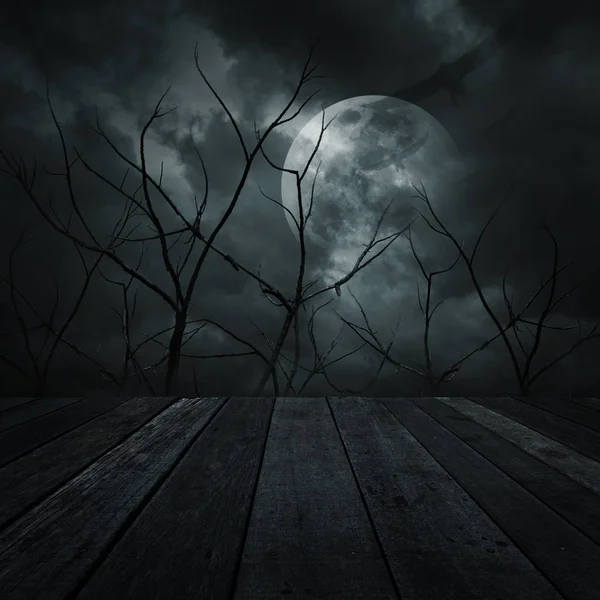 Eski ahşap masa üzerinde ölü ağaçlar, moon, kuşlar ve ürkütücü bulutlu