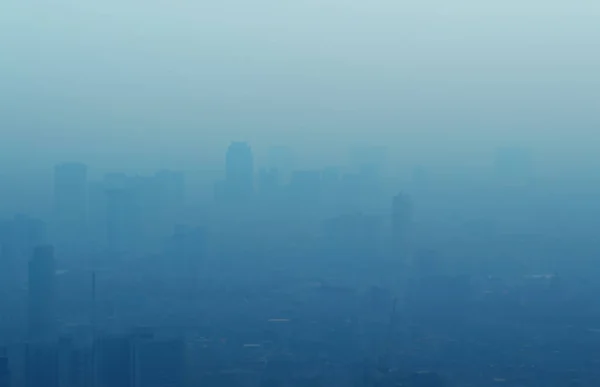 Desenfoque de la gran ciudad en la niebla, tono azul, Bangkok Tailandia — Foto de Stock