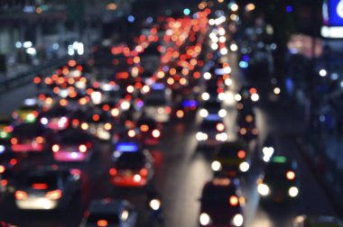 Arabalı, arka plan bulanık renkli gece ışık şehir