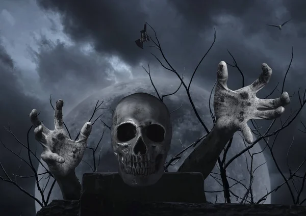 Людський череп на старій руїнній стіні з зомбі рукою, кажаном, птахом, мертвим т — стокове фото