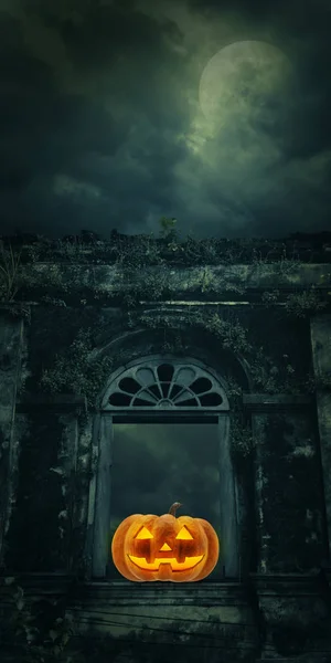Jack O Lantern pompoen op spookachtig oude kasteel raam over de volle maan — Stockfoto