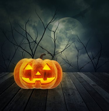 O Fener kabak ahşap zemin üzerinde jack ölü ağaçlar ve ay üzerinde