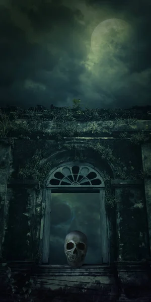 Ανθρώπινο κρανίο στο παράθυρο spooky αρχαίο κάστρο πάνω από την πανσέληνο — Φωτογραφία Αρχείου